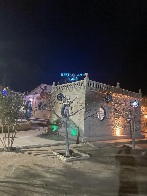 Le restaurant illuminé à la tombée de la nuit