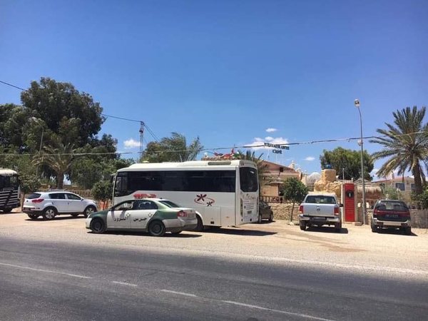 Le motel en bord de route, halte des autocars de passage