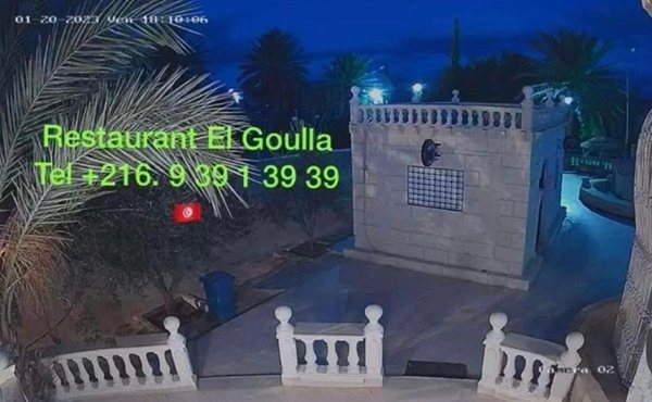 La cour et ses balustrades de pierre, éclairées de nuit